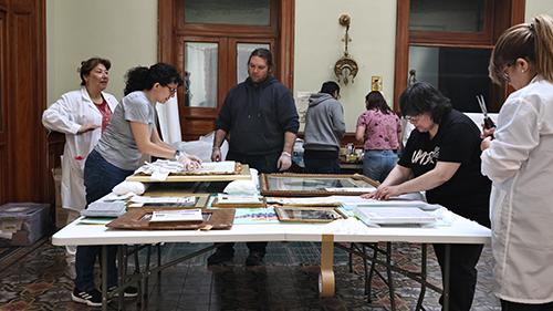 Acondicionamiento de obras bidimensionales del Museo Regional de Magallanes (Pardon, F. 2025. Archivo MRM).