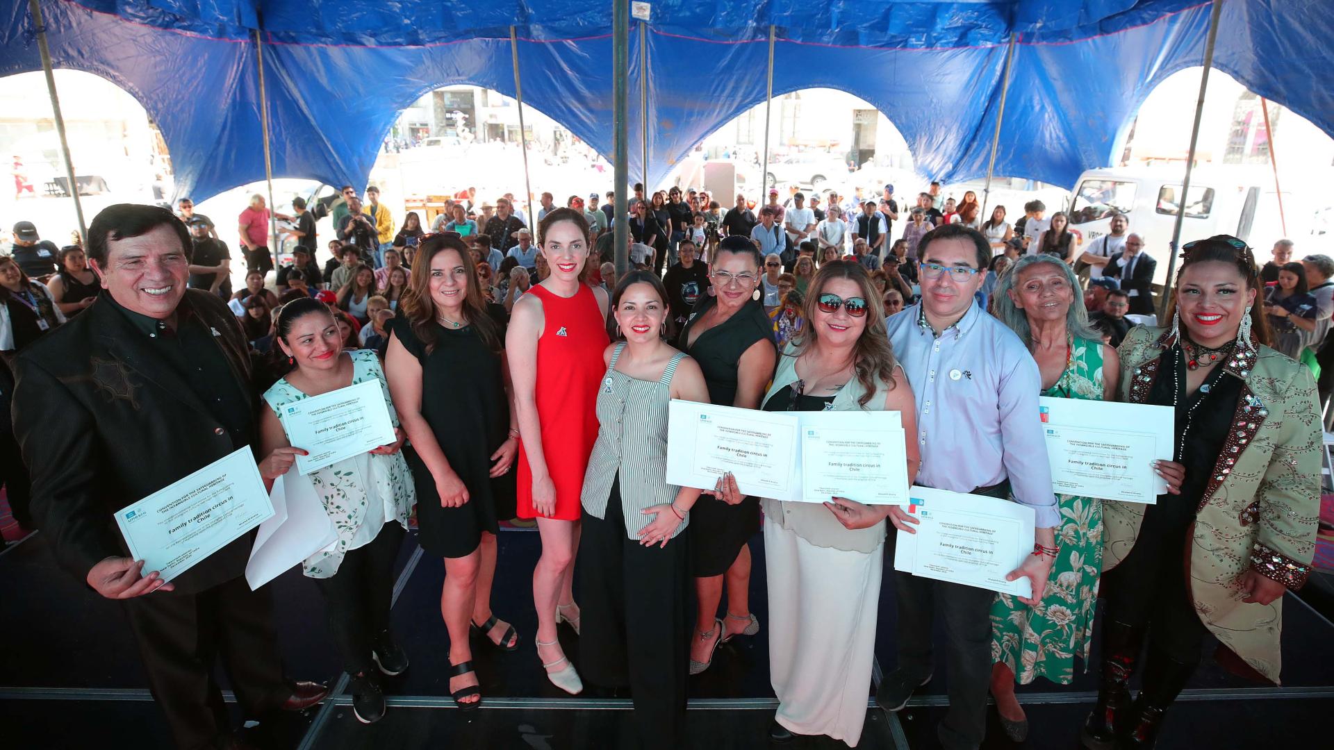 Autoridades de cultura y representantes del circo 