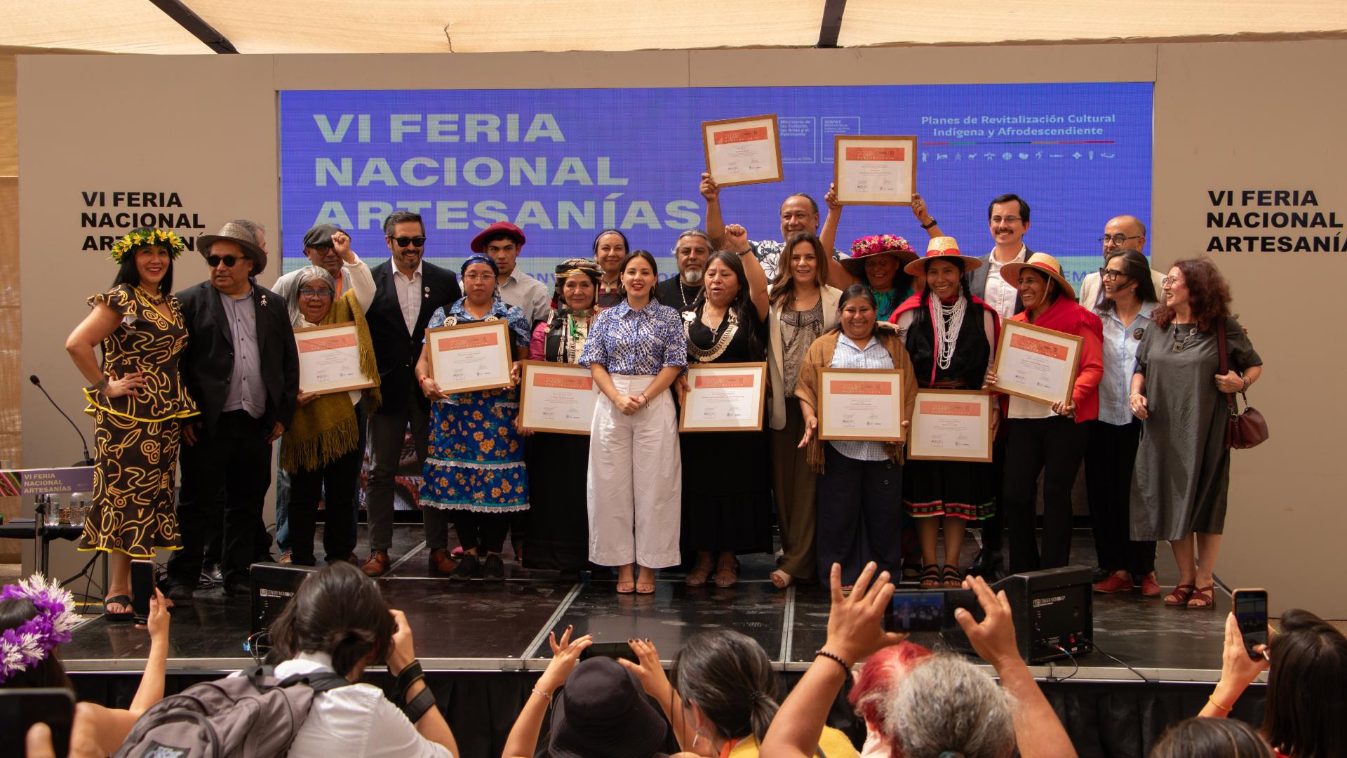 Autoridades y ganadores del Seelo de Artesanía Indígena 2025