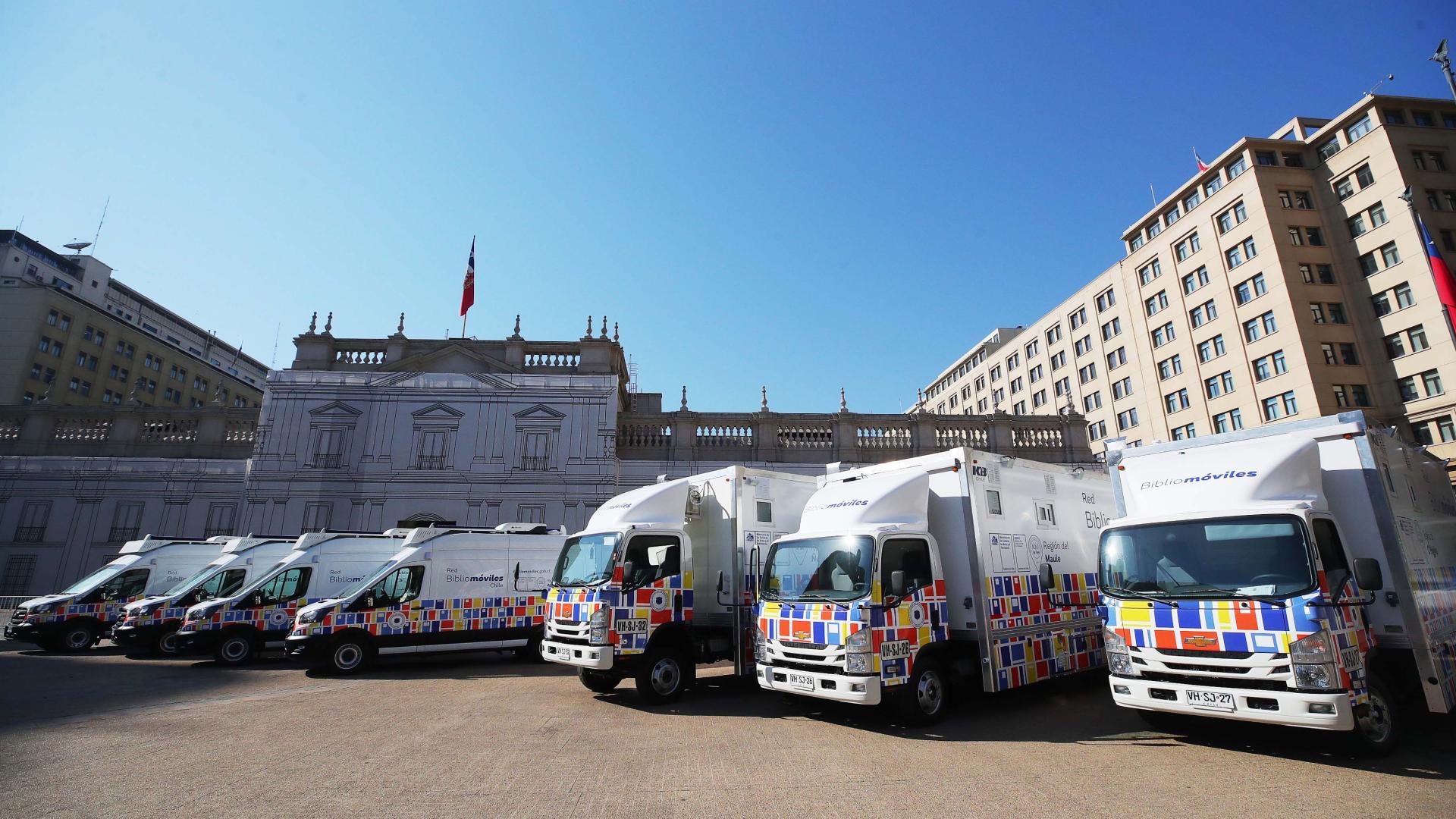 Un grupo de bibliomóviles estacionados en las afueras de La Moneda, sector Plaza de La Constitución