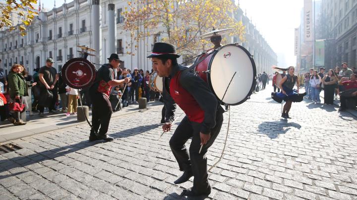 Chinchineros en calle Moneda, al lado de edificio Palacio La Moneda