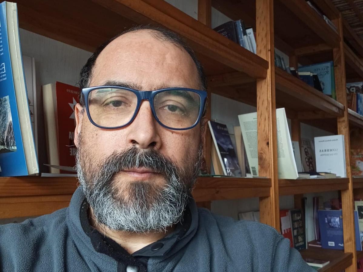 El autor presentará sus distintas obras.