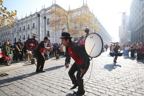 Chinchineros en calle Moneda, al lado de edificio Palacio La Moneda
