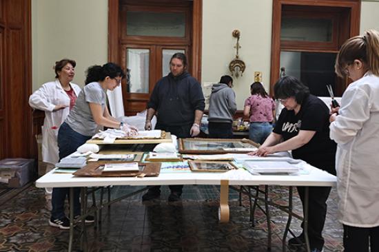 Acondicionamiento de obras bidimensionales del Museo Regional de Magallanes (Pardon, F. 2025. Archivo MRM).
